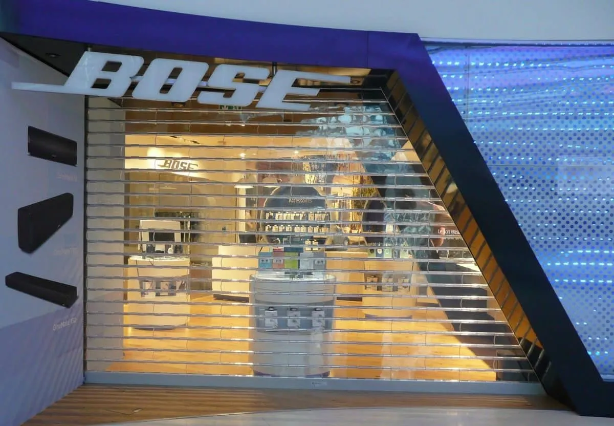 Comment se déroule la pose d’un rideau métallique ?