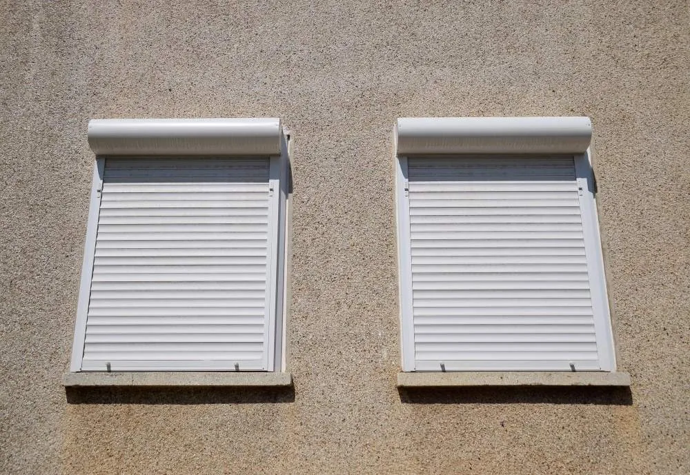 2 volets roulants métalliques