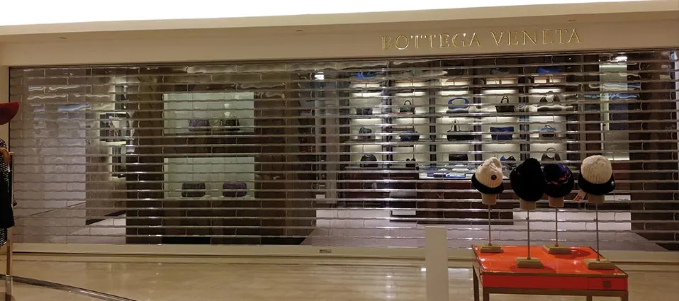 Rideau de protection transparent chez Bottega Veneta