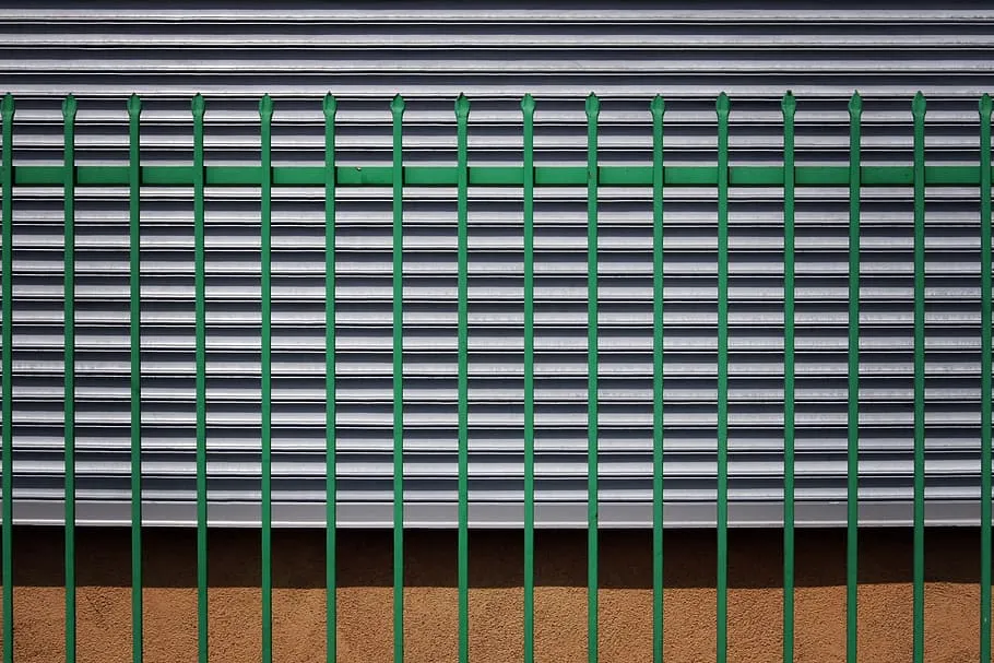 Rideau métallique magasin manuel ou motorisé, que choisir ?