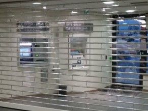 Rideau de protection transparent anti-effraction pour une agence bancaire