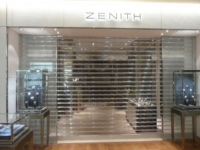Un rideau transparent Maxivision pour protéger l'horlogerie Zenith