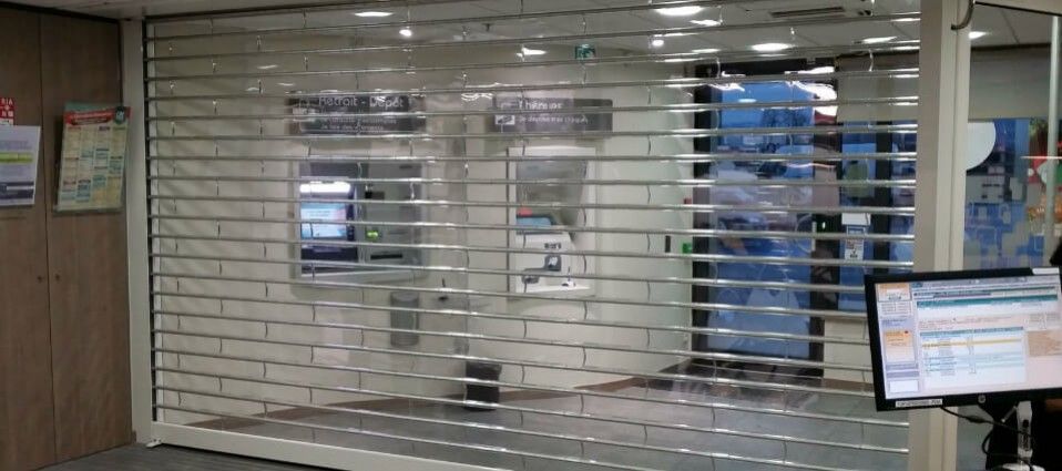 Rideau de protection transparent anti-effraction pour une agence bancaire
