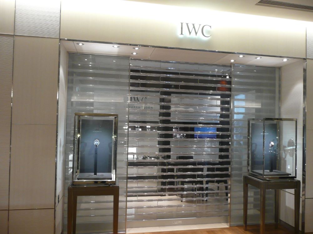 Installation d'un rideau transparent de protection pour la bijouterie IWC
